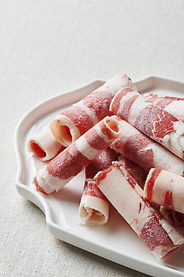 포토 JPG 스튜디오촬영 그릇 접시 음식 실내 육류 요리 근접촬영 사람없음 소고기 흰배경 부위 우삼겹 국내포토 식기 뷰포인트 백그라운드 식재료 내부 흰색 파일형식