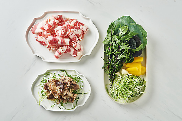 포토 JPG 스튜디오촬영 그릇 접시 음식 채소 파프리카 실내 마늘 육류 요리 사람없음 하이앵글 소고기 흰배경 쌈 파 부위 우삼겹 케일 적치커리 국내포토 식기 뷰포인트 백그라운드 식재료 내부 흰색 치커리 파일형식