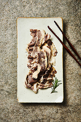 포토 JPG 스튜디오촬영 접시 음식 회색배경 실내 집게 육류 요리 사람없음 하이앵글 소고기 부위 로즈메리 우삼겹 국내포토 식기 뷰포인트 백그라운드 식재료 내부 회색 허브 파일형식