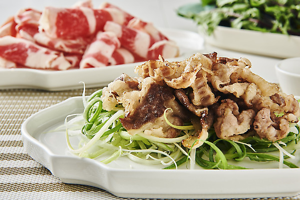 포토 JPG 스튜디오촬영 그릇 접시 음식 채소 실내 육류 요리 사람없음 아웃포커스 소고기 흰배경 쌈 파 부위 우삼겹 국내포토 식기 백그라운드 식재료 촬영기법 내부 흰색 파일형식