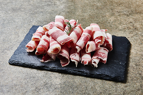 포토 JPG 스튜디오촬영 접시 음식 회색배경 실내 육류 요리 사람없음 소고기 부위 로즈메리 우삼겹 국내포토 식기 백그라운드 식재료 내부 회색 허브 파일형식