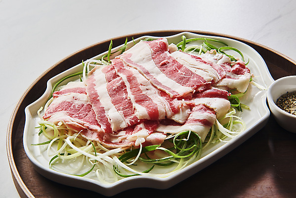 포토 JPG 스튜디오촬영 그릇 접시 음식 실내 육류 요리 사람없음 소고기 흰배경 파 부위 우삼겹 허브솔트 국내포토 식기 백그라운드 채소 식재료 내부 흰색 소금 파일형식