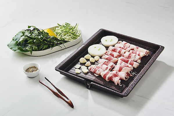 포토 JPG 스튜디오촬영 음식 채소 양파 파프리카 실내 마늘 집게 육류 요리 사람없음 소고기 그릴 흰배경 쌈 파 부위 우삼겹 케일 적치커리 허브솔트 국내포토 백그라운드 식재료 주방용품 내부 흰색 소금 치커리 파일형식