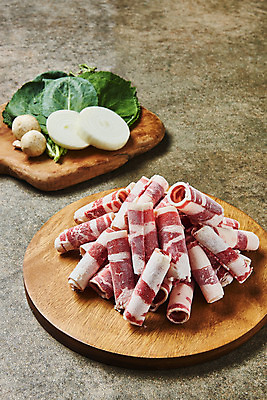 포토 JPG 스튜디오촬영 음식 채소 양파 실내 육류 요리 사람없음 버섯 소고기 쌈 부위 우삼겹 케일 갈색배경 국내포토 백그라운드 식재료 내부 갈색 파일형식