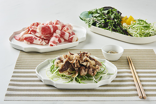 포토 JPG 스튜디오촬영 그릇 접시 음식 채소 젓가락 파프리카 실내 육류 요리 사람없음 소고기 흰배경 쌈 파 우삼겹 케일 테이블매트 적치커리 허브솔트 국내포토 식기 백그라운드 식재료 수저 내부 식탁보 흰색 소금 치커리 파일형식