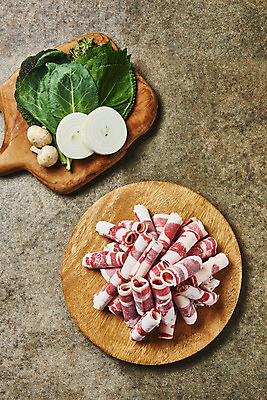 포토 JPG 스튜디오촬영 음식 채소 양파 실내 육류 요리 사람없음 버섯 소고기 쌈 부위 우삼겹 케일 갈색배경 국내포토 백그라운드 식재료 내부 갈색 파일형식