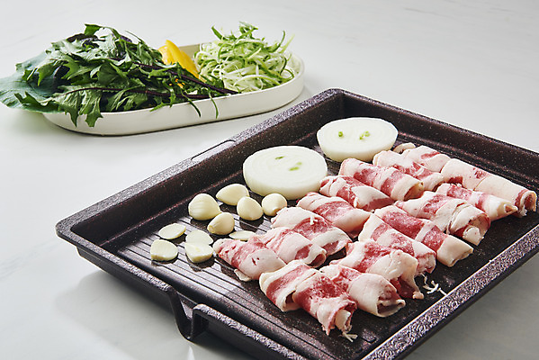 포토 JPG 스튜디오촬영 접시 음식 채소 양파 파프리카 실내 마늘 육류 요리 사람없음 소고기 그릴 흰배경 쌈 파 부위 우삼겹 케일 적치커리 국내포토 식기 백그라운드 식재료 주방용품 내부 흰색 치커리 파일형식