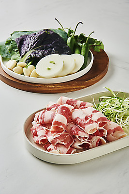 포토 JPG 스튜디오촬영 그릇 접시 음식 채소 고추 양파 실내 마늘 육류 요리 사람없음 소고기 상추 흰배경 쌈 파 부위 우삼겹 케일 적치커리 국내포토 식기 백그라운드 식재료 내부 흰색 치커리 파일형식