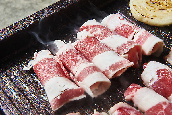 포토 JPG 스튜디오촬영 음식 회색배경 양파 실내 육류 요리 근접촬영 사람없음 연기 그릴 기름기 우삼겹 국내포토 뷰포인트 백그라운드 채소 식재료 주방용품 내부 회색 파일형식