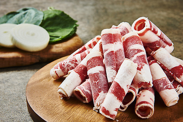 포토 JPG 스튜디오촬영 접시 음식 채소 양파 실내 육류 요리 근접촬영 사람없음 아웃포커스 쌈 깻잎 부위 우삼겹 갈색배경 국내포토 식기 뷰포인트 백그라운드 식재료 촬영기법 내부 갈색 파일형식