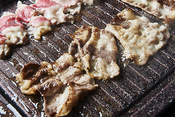 포토 JPG 스튜디오촬영 음식 실내 육류 요리 근접촬영 사람없음 소고기 그릴 부위 우삼겹 갈색배경 국내포토 뷰포인트 백그라운드 식재료 주방용품 내부 갈색 파일형식