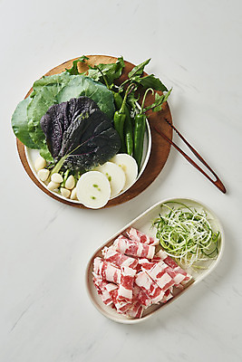 포토 JPG 스튜디오촬영 접시 음식 채소 고추 양파 실내 마늘 집게 육류 요리 사람없음 하이앵글 소고기 흰배경 쌈 파 부위 우삼겹 케일 적치커리 국내포토 식기 뷰포인트 백그라운드 식재료 내부 흰색 치커리 파일형식