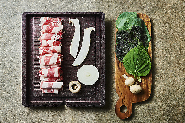 포토 JPG 스튜디오촬영 음식 채소 양파 실내 육류 요리 사람없음 하이앵글 버섯 소고기 그릴 쌈 깻잎 부위 우삼겹 국내포토 뷰포인트 식재료 주방용품 내부 파일형식