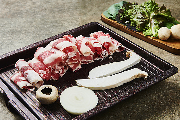 포토 JPG 스튜디오촬영 음식 채소 식재료 회색배경 양파 실내 육류 요리 사람없음 버섯 소고기 그릴 상추 쌈 부위 우삼겹 국내포토 백그라운드 주방용품 내부 회색 파일형식