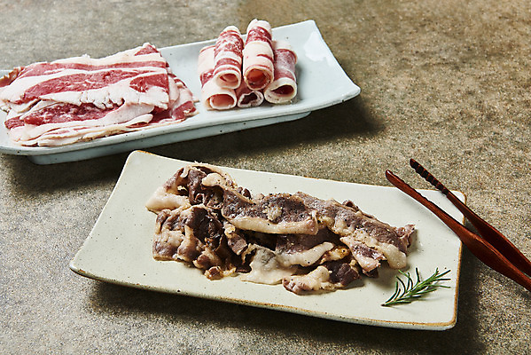 포토 JPG 스튜디오촬영 그릇 접시 음식 회색배경 실내 집게 육류 요리 사람없음 소고기 부위 로즈메리 우삼겹 국내포토 식기 백그라운드 식재료 내부 회색 허브 파일형식