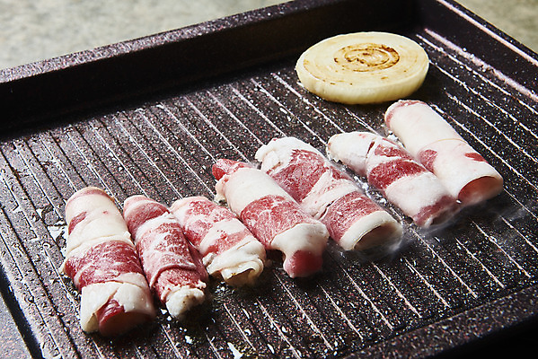 포토 JPG 스튜디오촬영 음식 회색배경 양파 실내 육류 요리 근접촬영 사람없음 소고기 그릴 부위 우삼겹 국내포토 뷰포인트 백그라운드 채소 식재료 주방용품 내부 회색 파일형식