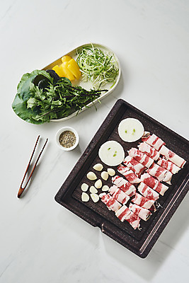 포토 JPG 스튜디오촬영 접시 음식 채소 양파 파프리카 실내 마늘 집게 육류 요리 사람없음 하이앵글 소고기 그릴 흰배경 쌈 파 부위 우삼겹 케일 적치커리 허브솔트 국내포토 식기 뷰포인트 백그라운드 식재료 주방용품 내부 흰색 소금 치커리 파일형식