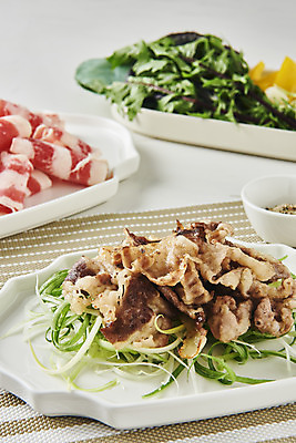 포토 JPG 스튜디오촬영 그릇 접시 음식 채소 실내 육류 요리 사람없음 아웃포커스 소고기 소 쌈 파 부위 우삼겹 케일 적치커리 허브솔트 국내포토 식기 식재료 포유류 촬영기법 내부 소금 치커리 파일형식