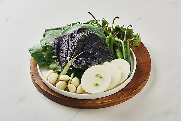 포토 JPG 스튜디오촬영 그릇 접시 음식 채소 고추 양파 실내 마늘 사람없음 흰배경 쌈 케일 적치커리 국내포토 식기 백그라운드 내부 흰색 치커리 파일형식