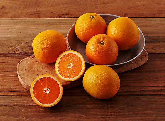 포토 JPG 스튜디오촬영 그릇 접시 오렌지 과일 실내 사람없음 여러개 신선 갈색배경 국내포토 식기 다수 백그라운드 내부 갈색 파일형식