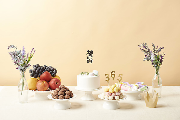 포토 식물 꽃 백그라운드 컨셉 과일 디저트 떡 실내 이벤트 내부 생일 돌잔치 베이지색 파일형식 베이지색배경 돌잡이 왕관 송편 케이크 시루떡 사과 포도 꽃병 오브젝트 첫돌 축하 사람없음 기념일 스튜디오촬영 JPG 생일상 국내포토