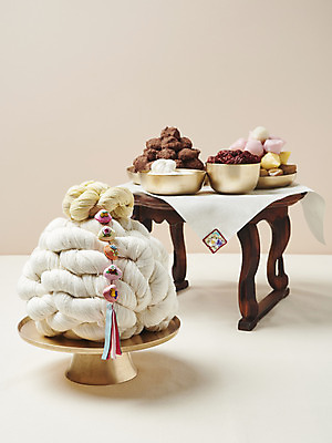 포토 JPG 스튜디오촬영 기념일 실내 사람없음 축하 오브젝트 노리개 대추 명주실 생일상 시루떡 오색송편 전통그릇 첫돌 분홍색배경 꿀떡 국내포토 그릇 분홍색 백그라운드 컨셉 떡 전통소품 이벤트 내부 생일 송편 파일형식