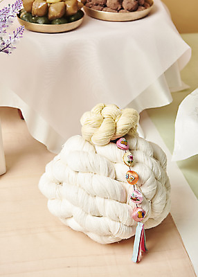 포토 JPG 스튜디오촬영 기념일 실내 근접촬영 사람없음 축하 오브젝트 노리개 명주실 시루떡 오색송편 첫돌 분홍색배경 꿀떡 국내포토 뷰포인트 분홍색 백그라운드 컨셉 떡 전통소품 이벤트 내부 송편 파일형식