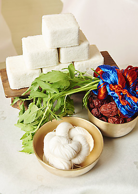 포토 JPG 스튜디오촬영 기념일 실내 근접촬영 사람없음 축하 오브젝트 흰배경 대추 미나리 명주실 백설기 첫돌 청홍실 국내포토 뷰포인트 백그라운드 컨셉 채소 떡 이벤트 내부 흰색 실 파일형식