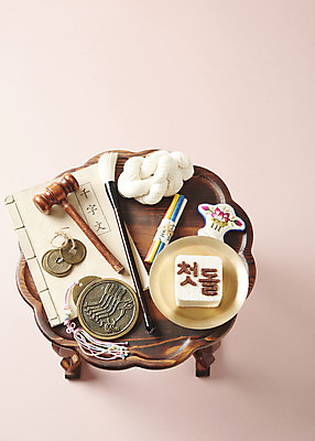 포토 JPG 스튜디오촬영 기념일 실내 사람없음 하이앵글 축하 실 바늘꽂이 오브젝트 의사봉 엽전 고가구 돌잡이 마패 명주실 백설기 생일상 천자문 첫돌 플랫레이 분홍색배경 국내포토 뷰포인트 분홍색 가구 백그라운드 컨셉 떡 이벤트 내부 동전 생일 플랫 꽂이 돌잔치 파일형식