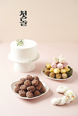 포토 JPG 스튜디오촬영 기념일 실내 사람없음 케이크 축하 오브젝트 명주실 생일상 시루떡 오색송편 첫돌 분홍색배경 꿀떡 국내포토 분홍색 백그라운드 컨셉 디저트 떡 이벤트 내부 생일 송편 파일형식