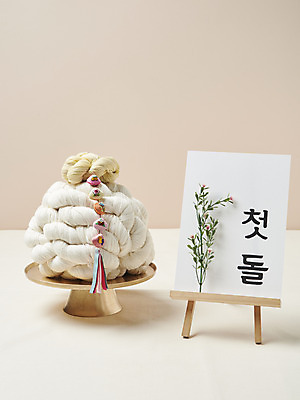 포토 JPG 스튜디오촬영 기념일 실내 사람없음 축하 오브젝트 이젤 노리개 명주실 전통그릇 첫돌 베이지색배경 국내포토 그릇 백그라운드 컨셉 전통소품 이벤트 내부 미술도구 베이지색 파일형식