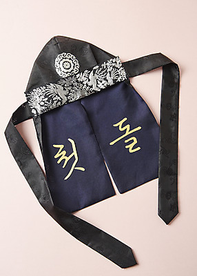 포토 JPG 스튜디오촬영 기념일 실내 사람없음 하이앵글 축하 오브젝트 복건 돌잡이 첫돌 플랫레이 분홍색배경 국내포토 뷰포인트 분홍색 백그라운드 컨셉 전통소품 이벤트 내부 플랫 돌잔치 파일형식