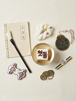 포토 JPG 스튜디오촬영 기념일 회색배경 실내 사람없음 하이앵글 축하 붓 실 바늘꽂이 오브젝트 엽전 색지 마패 명주실 천자문 첫돌 플랫레이 국내포토 종이 뷰포인트 백그라운드 컨셉 이벤트 내부 동전 회색 플랫 꽂이 파일형식