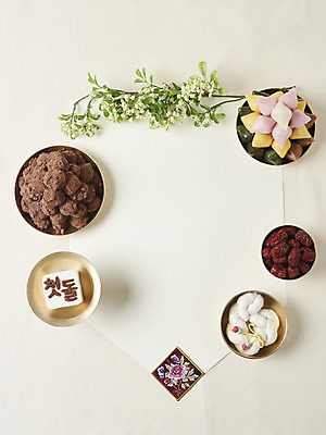 포토 JPG 스튜디오촬영 기념일 꽃 회색배경 실내 사람없음 하이앵글 축하 실 오브젝트 대추 명주실 백설기 시루떡 오색송편 첫돌 플랫레이 꿀떡 국내포토 식물 뷰포인트 백그라운드 컨셉 떡 이벤트 내부 회색 플랫 송편 파일형식