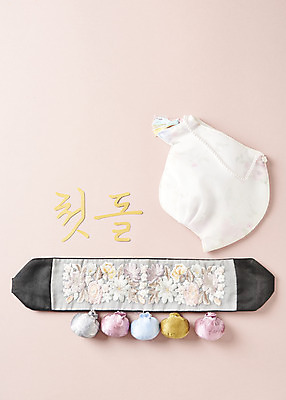 포토 JPG 스튜디오촬영 기념일 실내 사람없음 하이앵글 축하 오브젝트 조바위 첫돌 플랫레이 분홍색배경 돌띠 국내포토 뷰포인트 분홍색 백그라운드 컨셉 전통소품 이벤트 내부 플랫 파일형식