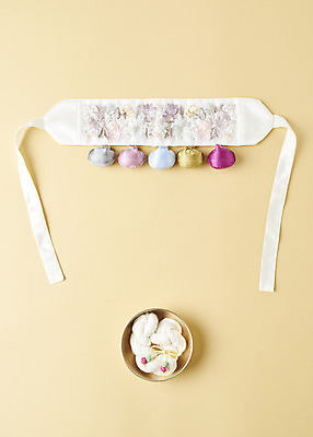 포토 JPG 스튜디오촬영 기념일 실내 사람없음 하이앵글 축하 오브젝트 노란배경 명주실 플랫레이 돌띠 국내포토 뷰포인트 백그라운드 컨셉 전통소품 이벤트 내부 노란색 플랫 파일형식