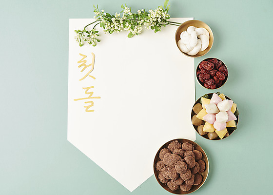 포토 JPG 스튜디오촬영 기념일 꽃 실내 사람없음 하이앵글 축하 실 대추 명주실 시루떡 오색송편 첫돌 플랫레이 민트색배경 꿀떡 국내포토 식물 뷰포인트 백그라운드 컨셉 떡 이벤트 내부 플랫 송편 민트색 파일형식