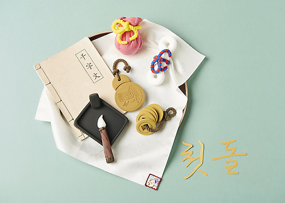 포토 JPG 스튜디오촬영 기념일 복주머니 실내 이벤트 사람없음 하이앵글 축하 붓 실 먹 오브젝트 엽전 돌잡이 마패 명주실 천자문 첫돌 플랫레이 민트색배경 국내포토 뷰포인트 백그라운드 컨셉 서예 전통소품 내부 동전 플랫 돌잔치 민트색 파일형식