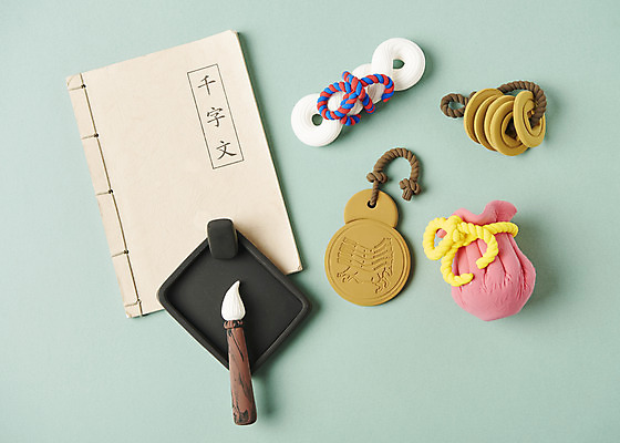 포토 JPG 스튜디오촬영 기념일 복주머니 실내 이벤트 사람없음 하이앵글 축하 붓 실 먹 오브젝트 엽전 클레이아트 돌잡이 마패 명주실 천자문 첫돌 플랫레이 민트색배경 국내포토 뷰포인트 백그라운드 컨셉 서예 전통소품 내부 동전 플랫 공예 점토 돌잔치 민트색 파일형식