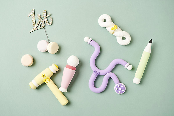 포토 JPG 스튜디오촬영 기념일 청진기 실내 이벤트 사람없음 하이앵글 연필 축하 실 마이크 오브젝트 의사봉 클레이아트 마카롱 돌잡이 명주실 첫돌 플랫레이 민트색배경 국내포토 뷰포인트 음향기기 백그라운드 컨셉 의료기기 학용품 디저트 내부 필기구 플랫 공예 점토 돌잔치 민트색 파일형식