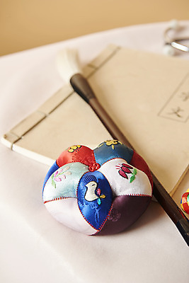 포토 JPG 스튜디오촬영 기념일 실내 근접촬영 사람없음 흰색 축하 붓 바늘꽂이 오브젝트 천자문 첫돌 국내포토 뷰포인트 컬러 컨셉 이벤트 내부 꽂이 파일형식