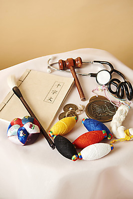 포토 JPG 스튜디오촬영 기념일 청진기 실내 이벤트 사람없음 축하 붓 실 바늘꽂이 오브젝트 실타래 의사봉 엽전 돌잡이 마패 명주실 오색실 천자문 첫돌 베이지색배경 국내포토 백그라운드 컨셉 의료기기 내부 동전 꽂이 돌잔치 베이지색 파일형식