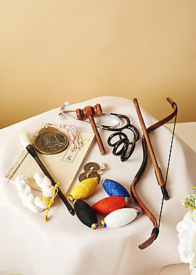 포토 JPG 스튜디오촬영 기념일 청진기 실내 이벤트 사람없음 축하 붓 실 오브젝트 활 실타래 의사봉 엽전 돌잡이 명주실 오색실 천자문 첫돌 베이지색배경 국내포토 백그라운드 컨셉 의료기기 내부 동전 돌잔치 베이지색 파일형식