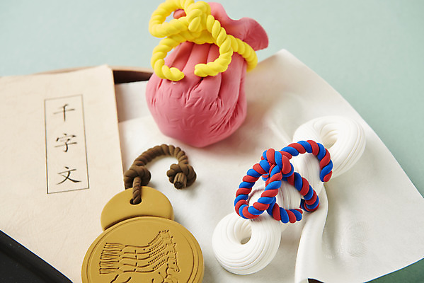 포토 JPG 스튜디오촬영 기념일 복주머니 실내 이벤트 사람없음 축하 실 오브젝트 클레이아트 돌잡이 마패 명주실 천자문 첫돌 민트색배경 국내포토 백그라운드 컨셉 전통소품 내부 공예 점토 돌잔치 민트색 파일형식