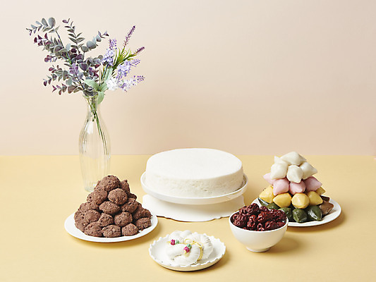 포토 JPG 스튜디오촬영 기념일 꽃 실내 사람없음 케이크 꽃병 축하 오브젝트 대추 백설기 백일 생일상 시루떡 오색송편 첫돌 분홍색배경 연노랑색 꿀떡 국내포토 식물 분홍색 백그라운드 컨셉 디저트 떡 이벤트 내부 노란색 생일 송편 파일형식