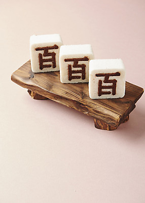 포토 JPG 스튜디오촬영 기념일 실내 사람없음 축하 오브젝트 나무그릇 백설기 백일 첫돌 분홍색배경 국내포토 그릇 분홍색 백그라운드 컨셉 떡 이벤트 내부 목재 파일형식