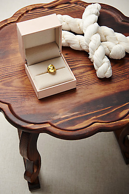 포토 기념일 백그라운드 컨셉 장신구 탁자 실내 이벤트 내부 회색 반지 파일형식 돌반지 회색배경 명주실 오브젝트 생일 순금 금반지 나무탁자 실 첫돌 황금 축하 사람없음 스튜디오촬영 JPG 국내포토