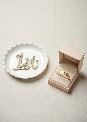 포토 기념일 백그라운드 컨셉 장신구 실내 이벤트 내부 회색 반지 파일형식 팔찌 회색배경 오브젝트 생일 순금 돌반지 첫돌 황금 축하 사람없음 스튜디오촬영 JPG 국내포토