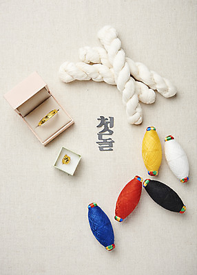 포토 JPG 스튜디오촬영 기념일 팔찌 회색배경 실내 사람없음 하이앵글 축하 반지 생일 황금 실 오브젝트 실타래 금반지 돌반지 돌잡이 명주실 순금 오색실 첫돌 국내포토 뷰포인트 백그라운드 컨셉 장신구 이벤트 내부 회색 돌잔치 파일형식