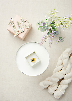 포토 JPG 스튜디오촬영 기념일 꽃 회색배경 실내 사람없음 하이앵글 축하 반지 생일 황금 실 오브젝트 금반지 돌반지 돌잔치 명주실 첫돌 플랫레이 국내포토 식물 뷰포인트 백그라운드 컨셉 장신구 이벤트 내부 회색 돌_생일 플랫 파일형식